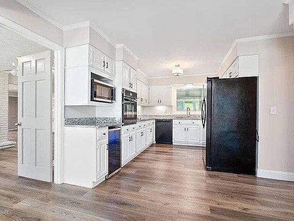 3rd image of 1409 Robert Ln