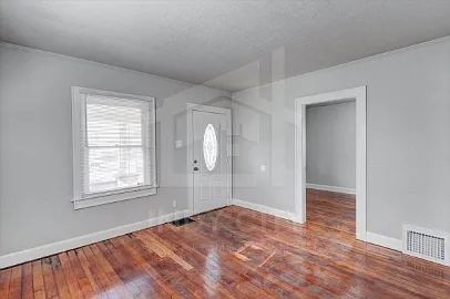 2 bed, 1.0 bath, 912 sqft, $1,300 — Photo 3