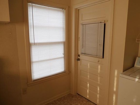 5th image of 810 N Willis St