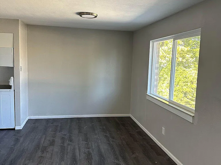 2624 Eastview Dr #6 — Photo 2