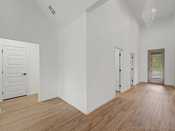 2nd image of 4212 SE Fairview Rd
