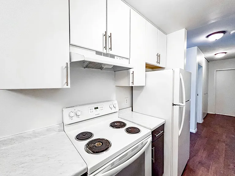 242 West Franklin Ave — Photo 53