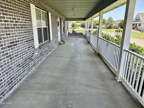 4th image of 1220 Whaleys Overlook