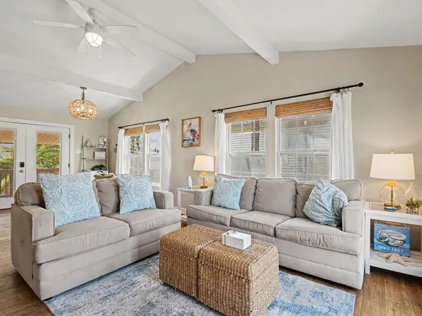 4417 Pelican Rd, Jamaica Beach, TX 77554