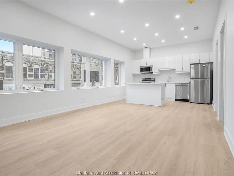 153 King St W #7 — Photo 14