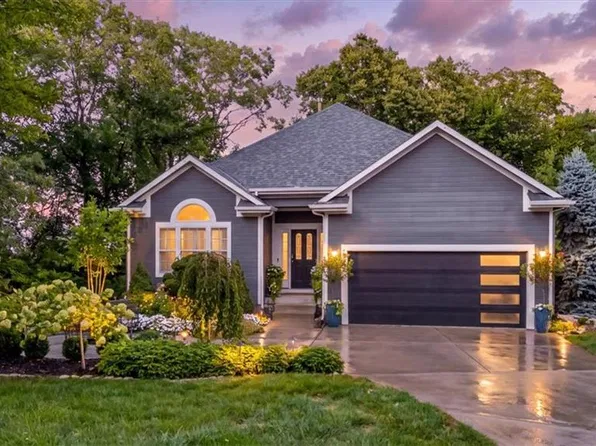 13725 Pembroke Cir, Leawood, KS 66224