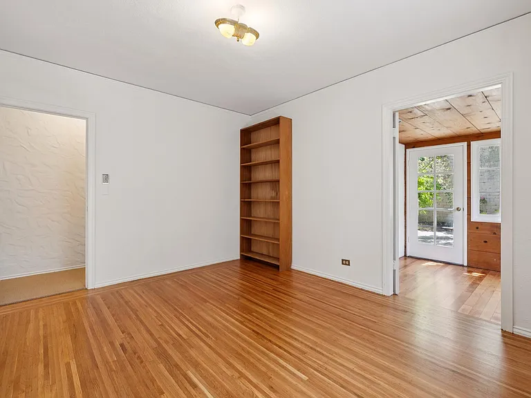 111 Windsor Ave — Photo 29