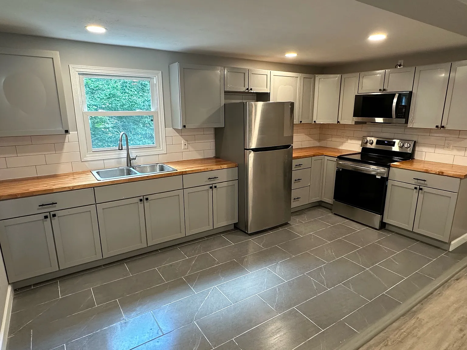3 bed, 1.5 bath, 2100 sqft, $1,600 — Photo 1