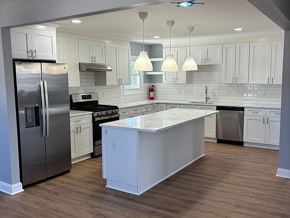 3rd image of 865 Dewey St #2