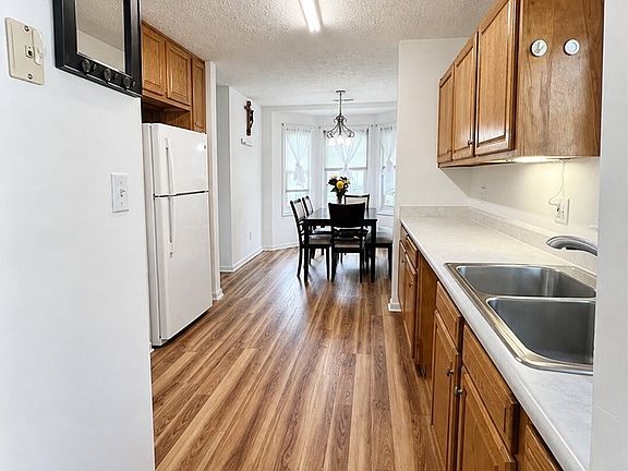 5th image of 12910 Bennington Ave