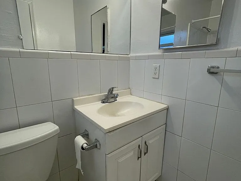 920 SW 15th Ter — Photo 5
