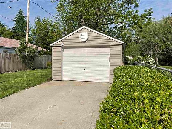 3rd image of 22910 Oakwood Ave