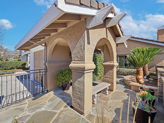 3rd image of 5445 Canyon Crest Dr