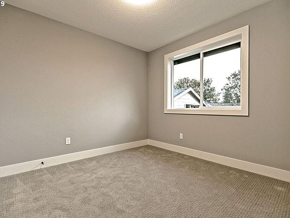 Upstairs guest bedroom 2