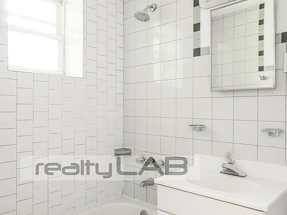 5th image of 42 Clermont Ave APT 2