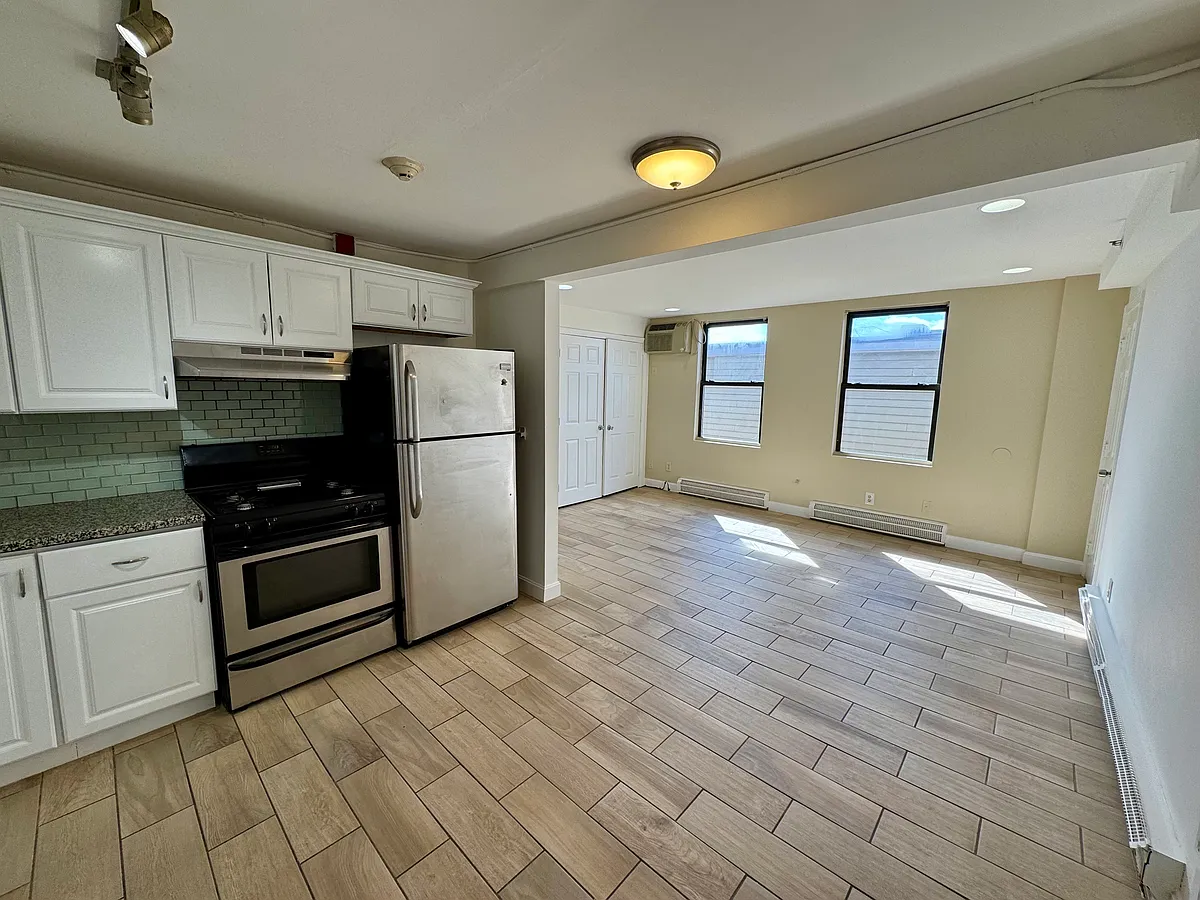 Building Photo - 120 Spruce St #15