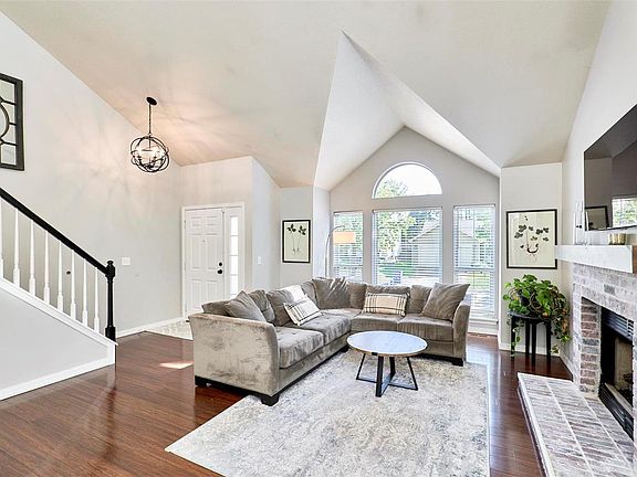 3rd image of 1001 Oak Glen Cir