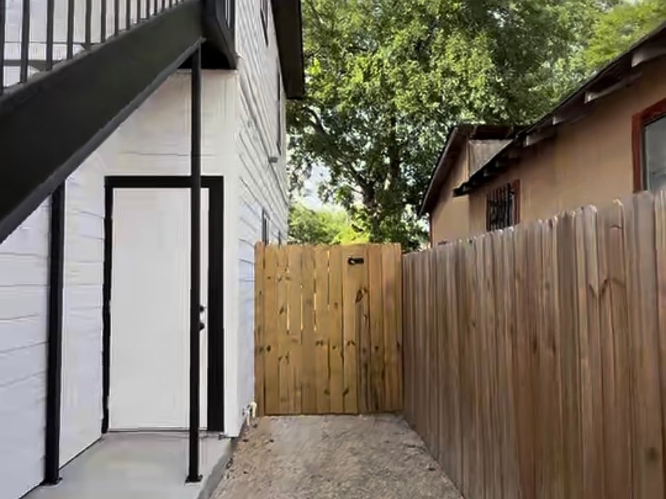 2nd image of 208 Roberts St #201