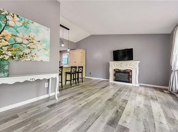 4th image of 704 King Arthur Dr