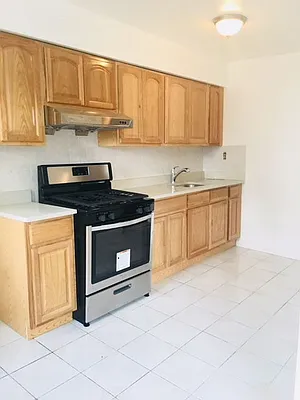 Rented by Halvatzis Realty | media 37