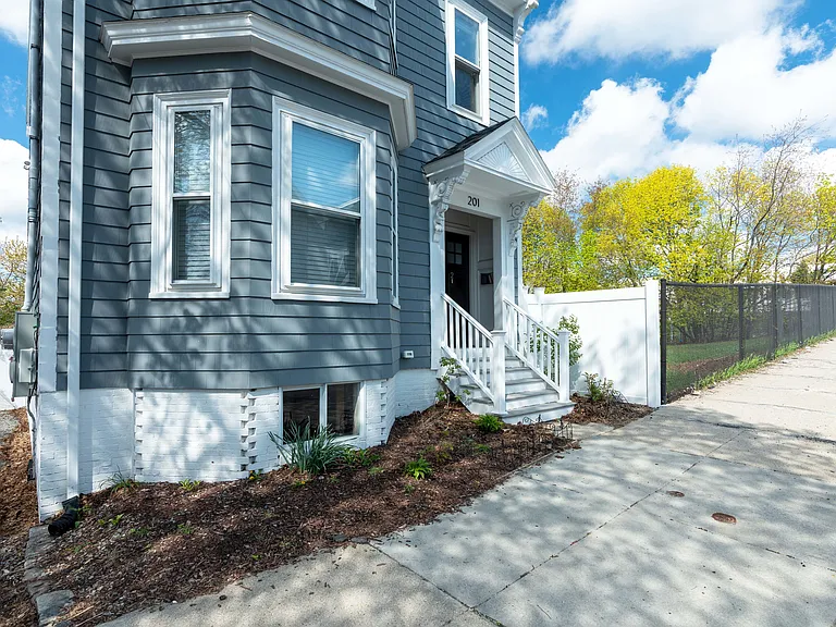 201 Byron St #2 — Photo 8