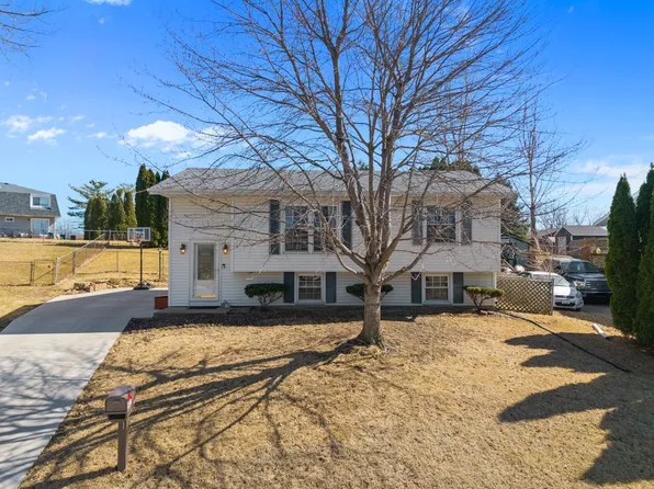 2514 Sheffield Dr, Davenport, IA 52806