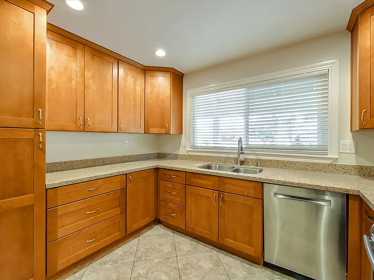 2448 Whitethorne Dr — Photo 11