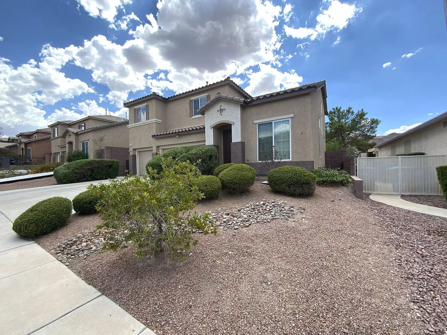 4 bedrooms and 2.5 bathrooms 2-story home located in Henderson, NV! — Photo 3