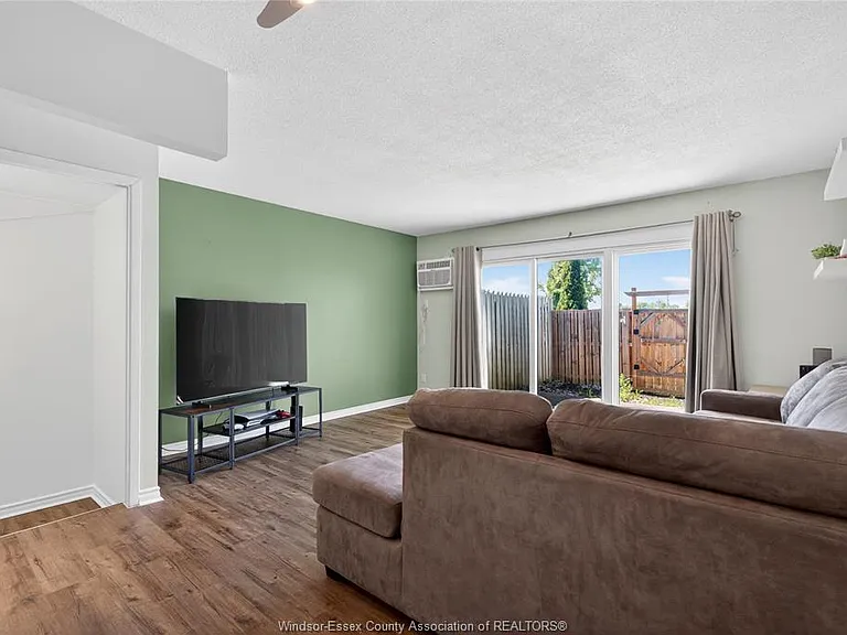 6298 Thornberry Cres — Photo 10