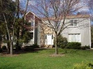 15 Cambridge Dr, Annandale, NJ 08801