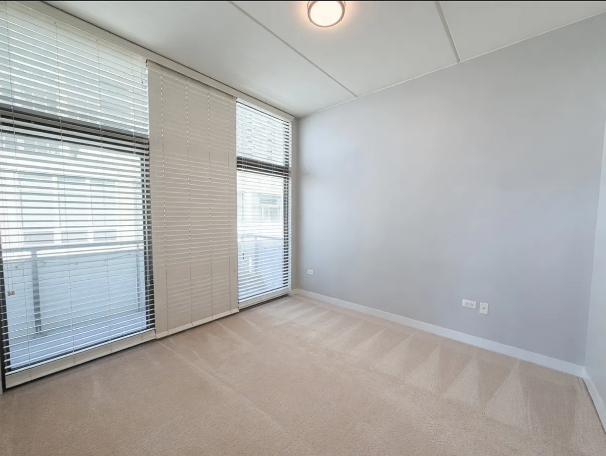 Building Photo - 648 W Wayman St #7