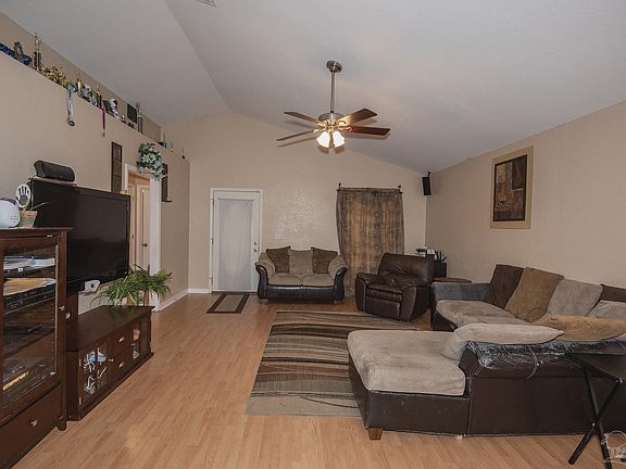 5th image of 300 Robinson Ln