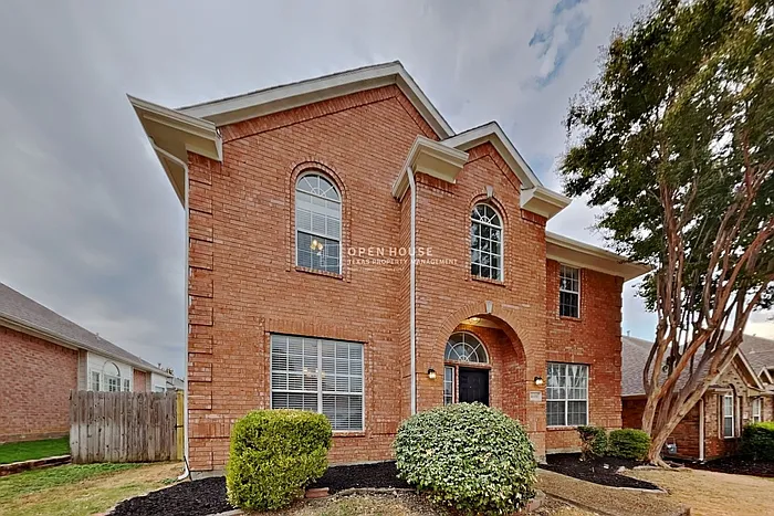 4 bed, 2.5 bath, 2604 sqft, $3,100 — Photo 1
