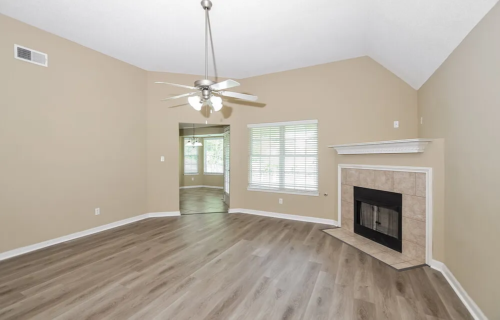 3 bed, 2.0 bath, 1502 sqft, $1,695 — Photo 4
