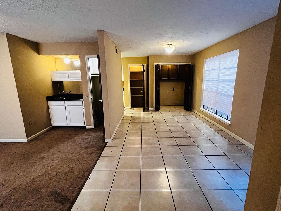 Entry to living room and kitchen.