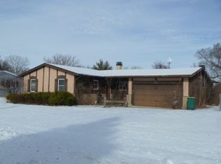 4414 Sussex Dr, McHenry, IL 60050