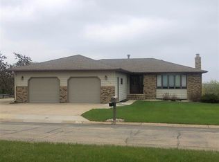 1516 Glacial Dr, Minot, ND 58703