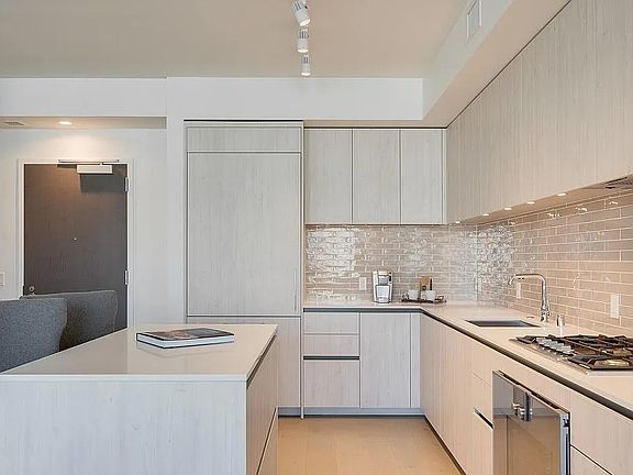5th image of 1000 3rd St #2H