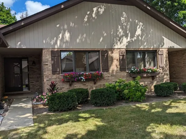 77 Castle Rock Ln, Bloomingdale, IL 60108
