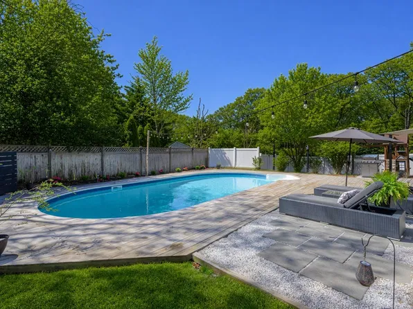 21 Holzman Dr, Hampton Bays, NY 11946