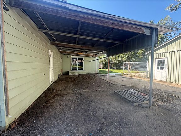 3rd image of 2434 Oleander Dr