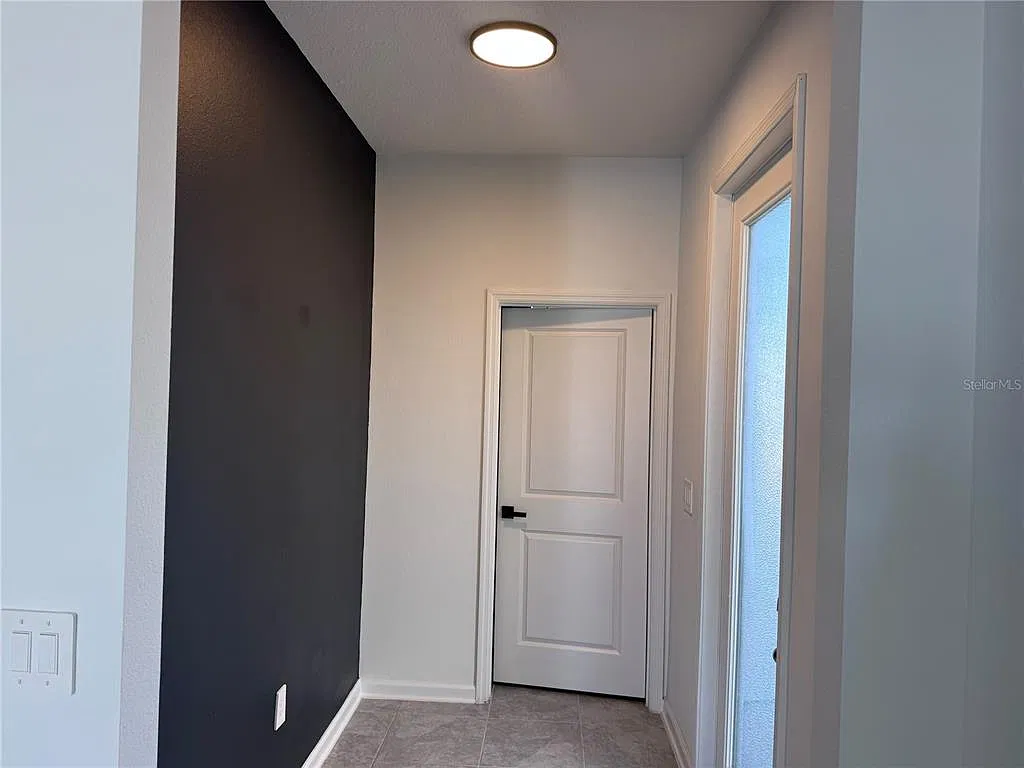 3 bed, 2.5 bath, 1978 sqft, $2,500 — Photo 4