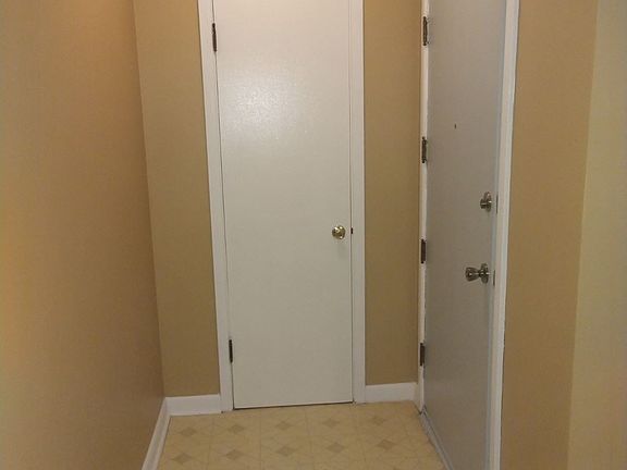 2. 1645 Windsor, Entryway