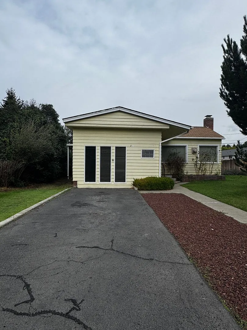 Spacious 2-Bedroom Home Near Parks & Hospital — Photo 2