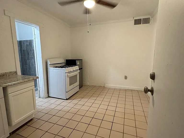160 Arnold Pl #4 — Photo 3