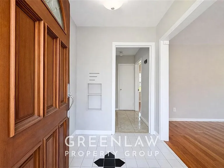 1944 Lyle Ave — Photo 2