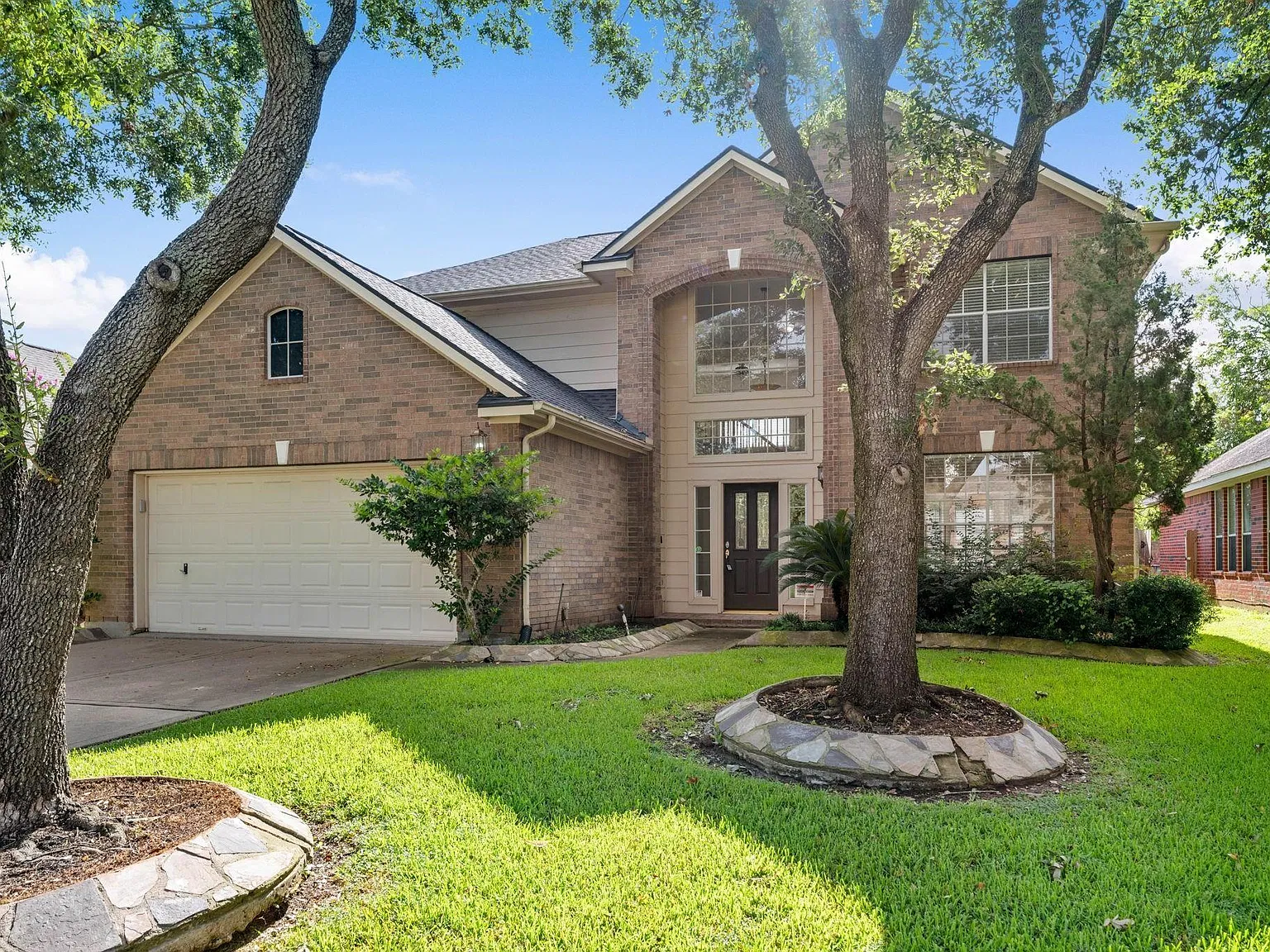 3 bed, 2.5 bath, 2413 sqft, $2,300 — Photo 1