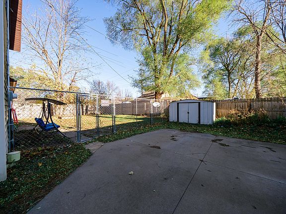 4th image of 426 8th Ave N