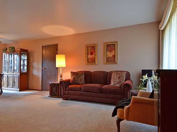 3rd image of 76 E Circle Dr
