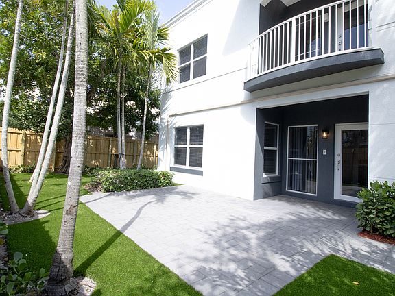 3rd image of 426 SE 16th St #1
